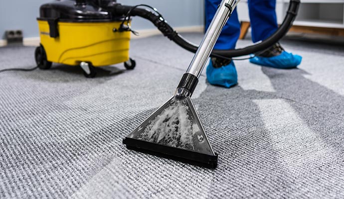 Carpet cleaning using vacuum